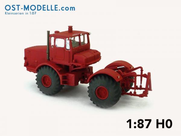 Traktor Kirovets K700 rot mit Motorverkleidung
